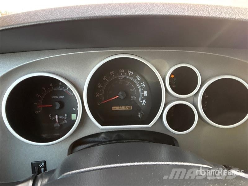 Toyota Tundra SR5 4x4 Crew Cab Pickup Ostalo