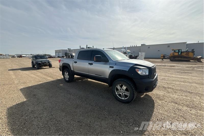 Toyota Tundra SR5 4x4 Crew Cab Pickup Kita