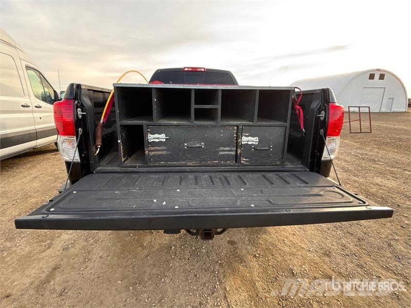 Toyota Tundra SR5 4x4 Crew Cab Pickup Ostalo