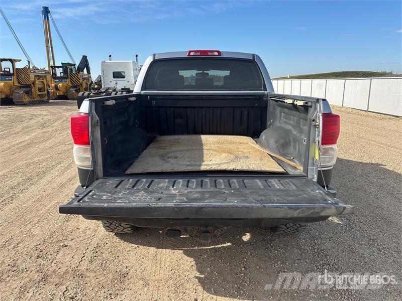 Toyota Tundra SR5 4x4 Crew Cab Pickup Kita