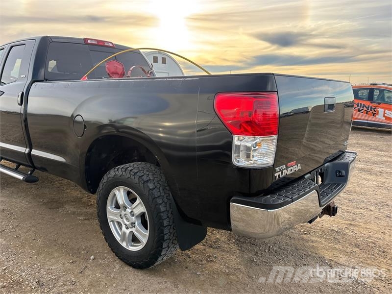 Toyota Tundra SR5 4x4 Crew Cab Pickup Ostalo