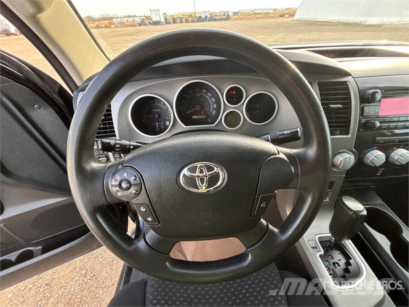 Toyota Tundra SR5 4x4 Crew Cab Pickup Ostalo