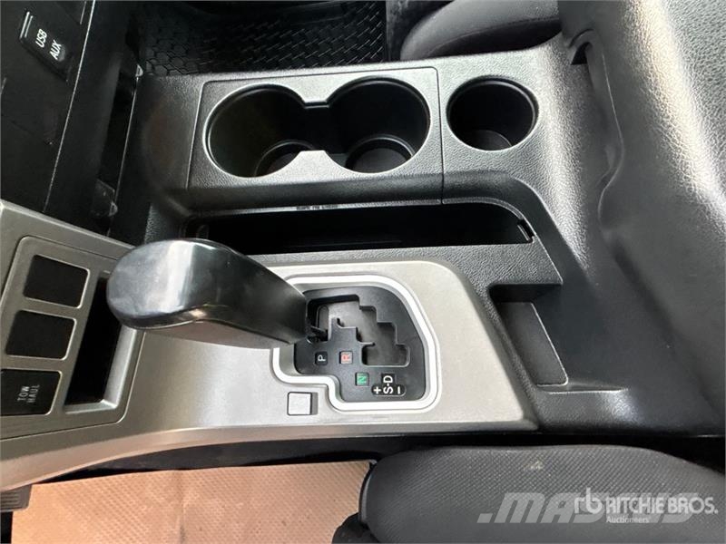 Toyota Tundra SR5 4x4 Crew Cab Pickup Ostalo
