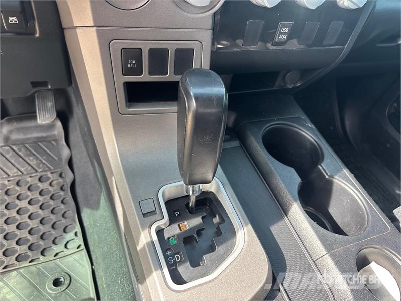 Toyota Tundra SR5 4x4 Crew Cab Pickup Kita