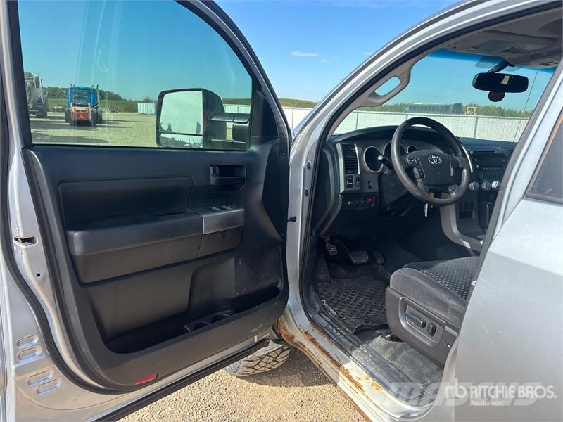 Toyota Tundra SR5 4x4 Crew Cab Pickup Kita