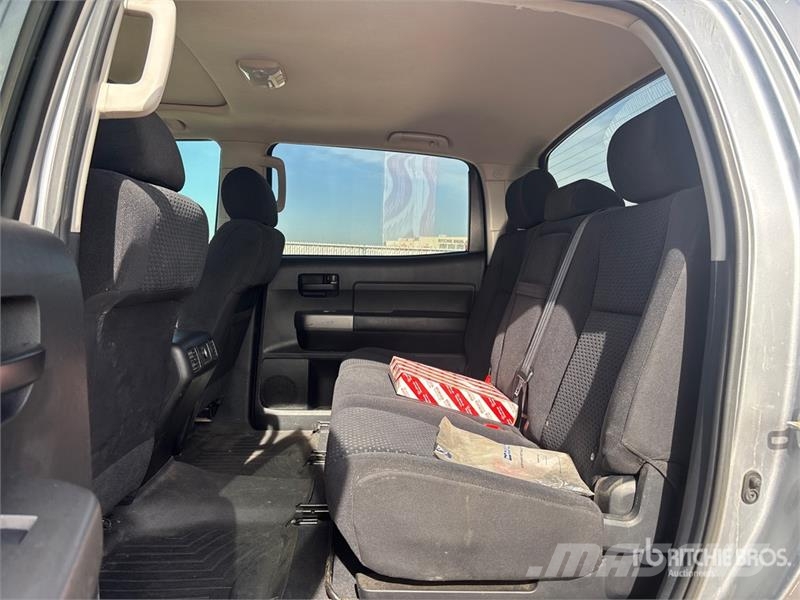 Toyota Tundra SR5 4x4 Crew Cab Pickup Kita