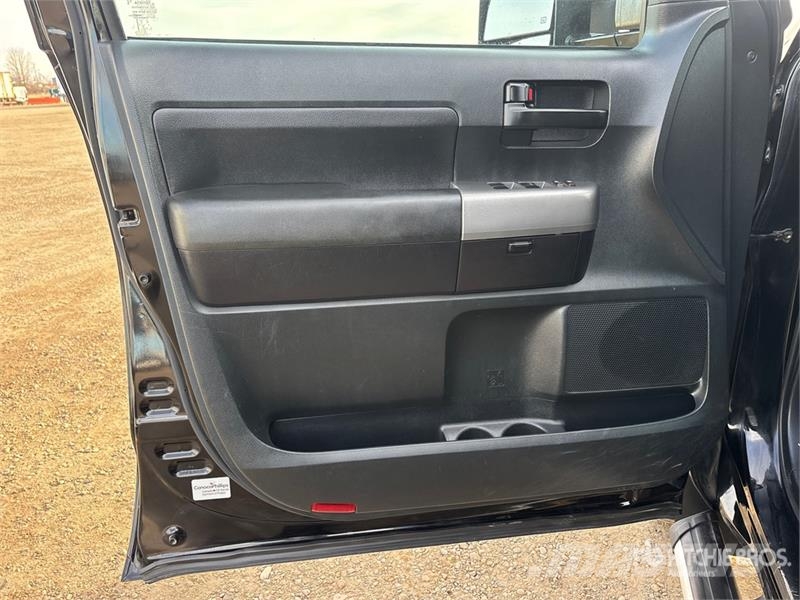 Toyota Tundra SR5 4x4 Crew Cab Pickup Ostalo