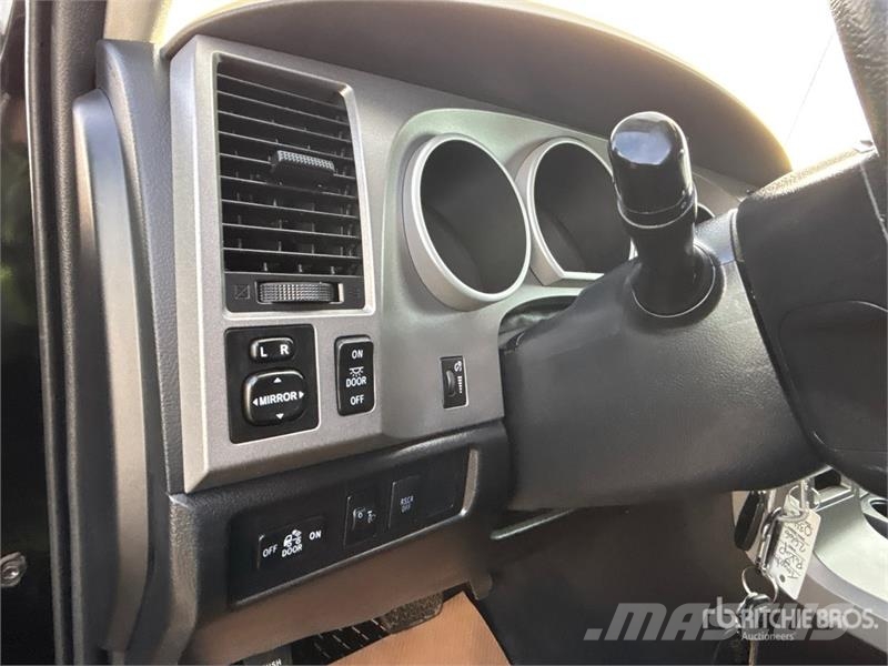 Toyota Tundra SR5 4x4 Crew Cab Pickup Ostalo
