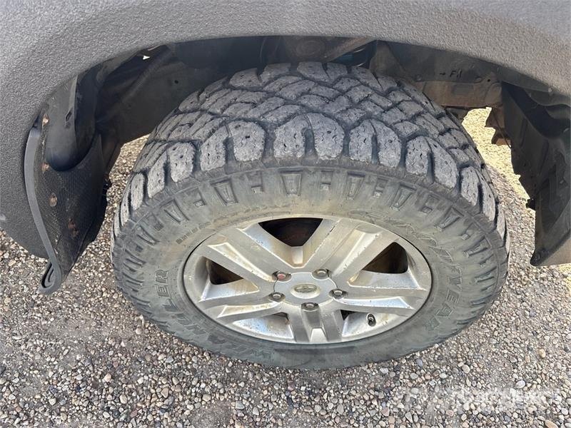 Toyota Tundra SR5 4x4 Crew Cab Pickup Kita