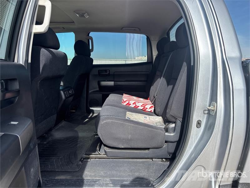 Toyota Tundra SR5 4x4 Crew Cab Pickup Kita
