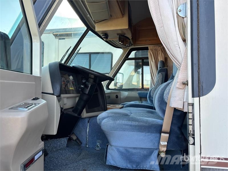 Triple E Commander Motor Home Kemperi un dzīvojamās piekabes