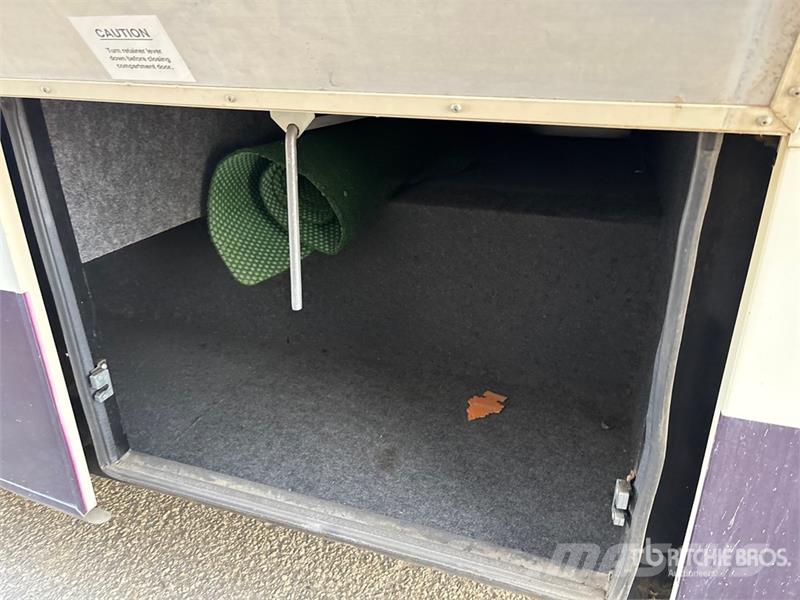 Triple E Commander Motor Home Kemperi un dzīvojamās piekabes