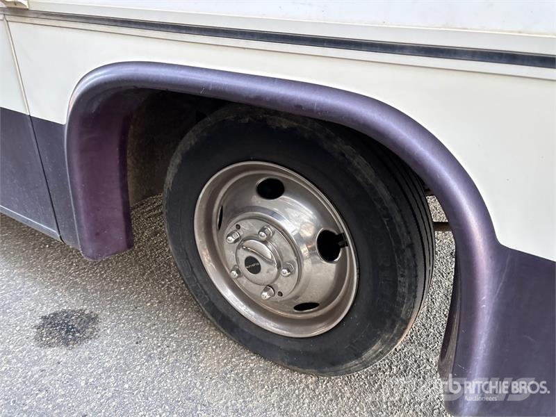 Triple E Commander Motor Home Kemperi un dzīvojamās piekabes