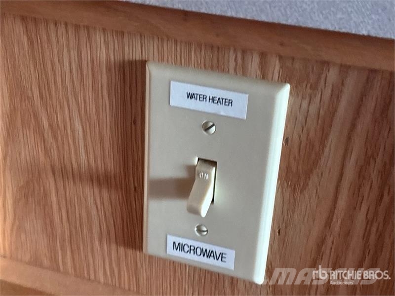 Triple E Commander Motor Home Kemperi un dzīvojamās piekabes