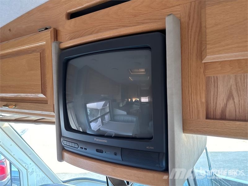 Triple E Commander Motor Home Kemperi un dzīvojamās piekabes