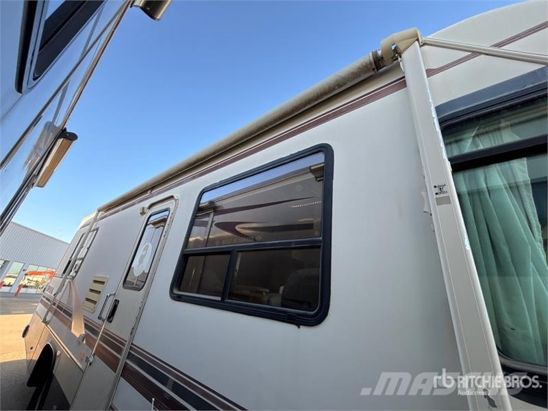 Triple E Commander Motor Home Kemperi un dzīvojamās piekabes