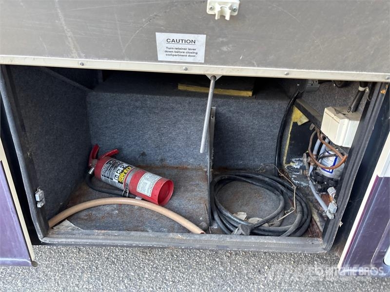 Triple E Commander Motor Home Kemperi un dzīvojamās piekabes