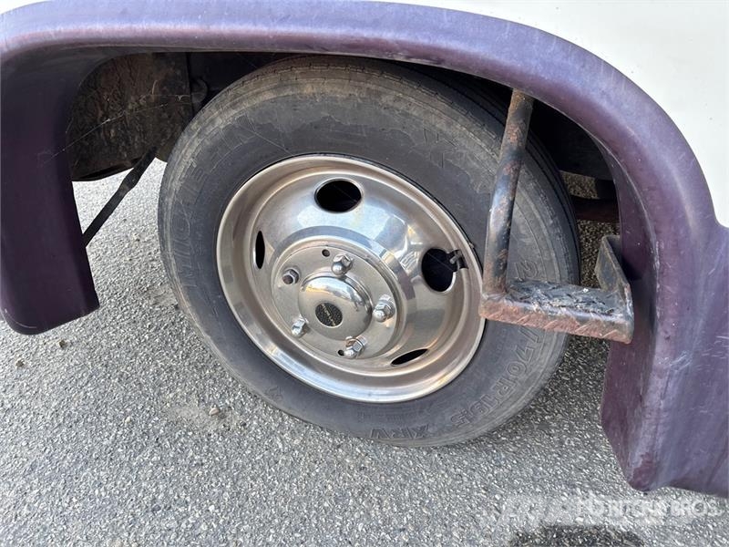 Triple E Commander Motor Home Kemperi un dzīvojamās piekabes