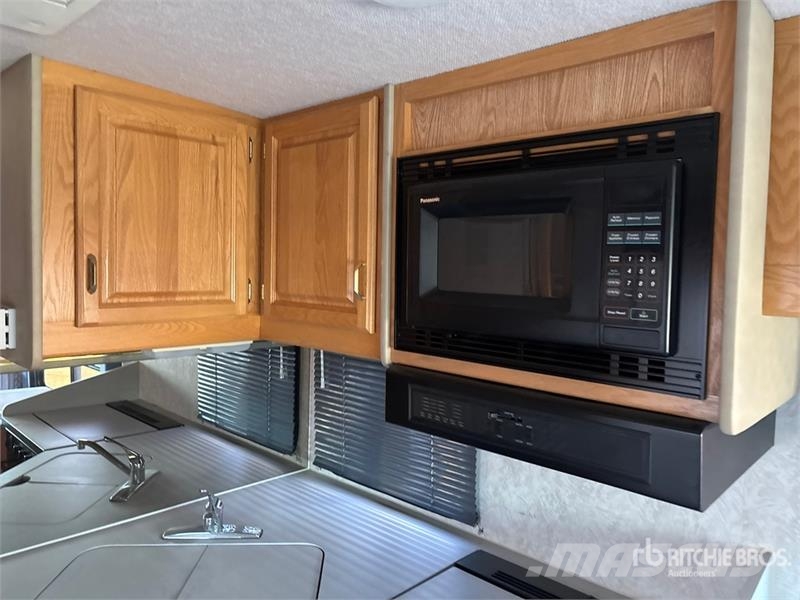 Triple E Commander Motor Home Kemperi un dzīvojamās piekabes