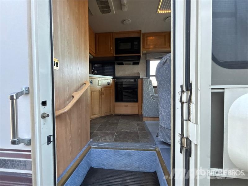 Triple E Commander Motor Home Kemperi un dzīvojamās piekabes