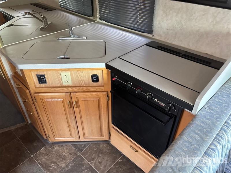 Triple E Commander Motor Home Kemperi un dzīvojamās piekabes