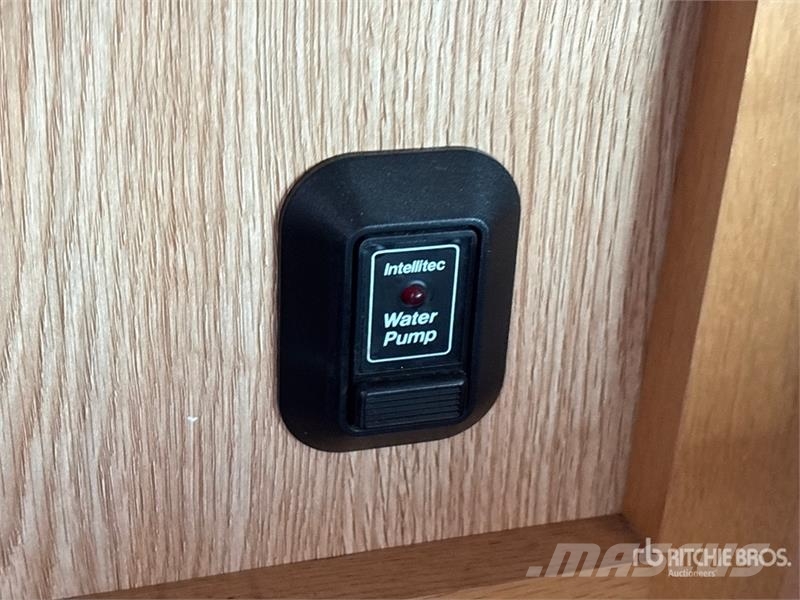 Triple E Commander Motor Home Kemperi un dzīvojamās piekabes