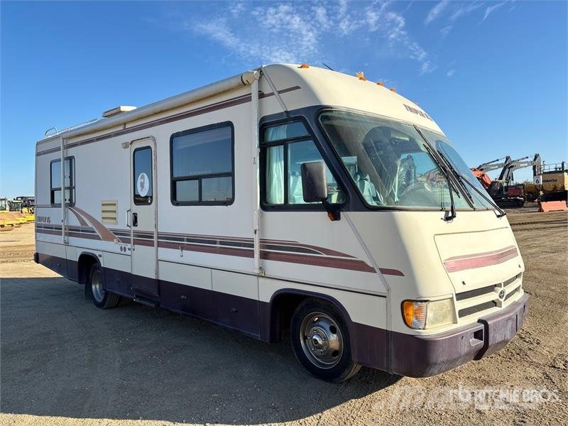 Triple E Commander Motor Home Kemperi un dzīvojamās piekabes