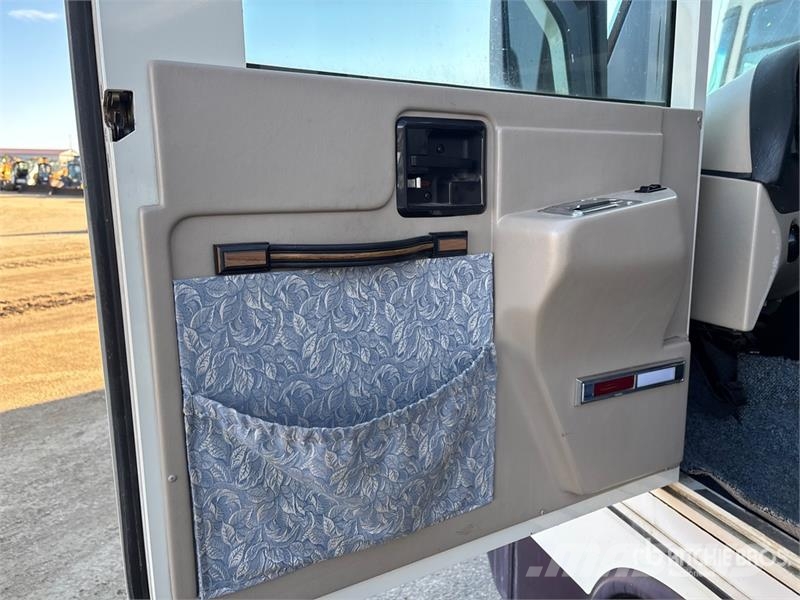 Triple E Commander Motor Home Kemperi un dzīvojamās piekabes