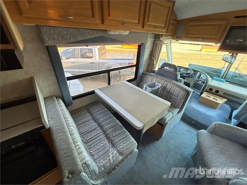 Triple E Commander Motor Home Kemperi un dzīvojamās piekabes