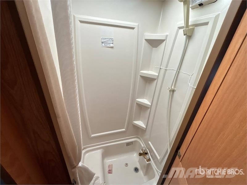 Triple E Commander Motor Home Kemperi un dzīvojamās piekabes