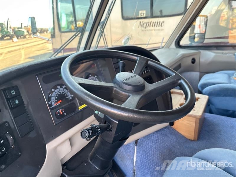 Triple E Commander Motor Home Kemperi un dzīvojamās piekabes