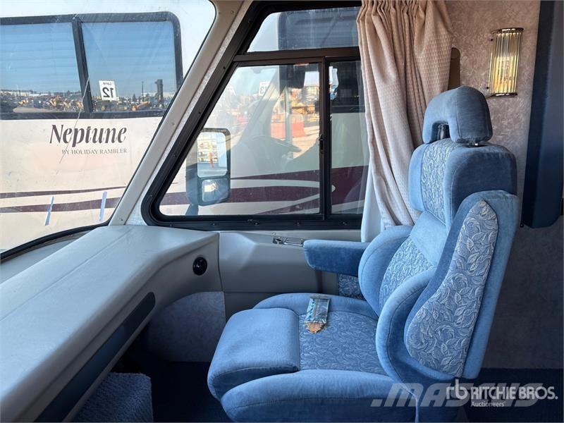 Triple E Commander Motor Home Kemperi un dzīvojamās piekabes