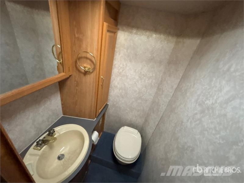 Triple E Commander Motor Home Kemperi un dzīvojamās piekabes
