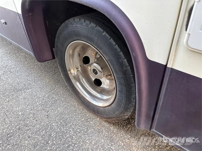 Triple E Commander Motor Home Kemperi un dzīvojamās piekabes