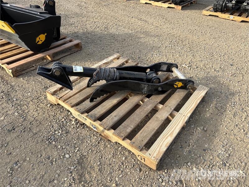 Trojan 5T-45 36 in Hydraulic Excavator Thumb - Fits Cat 3 Žlice