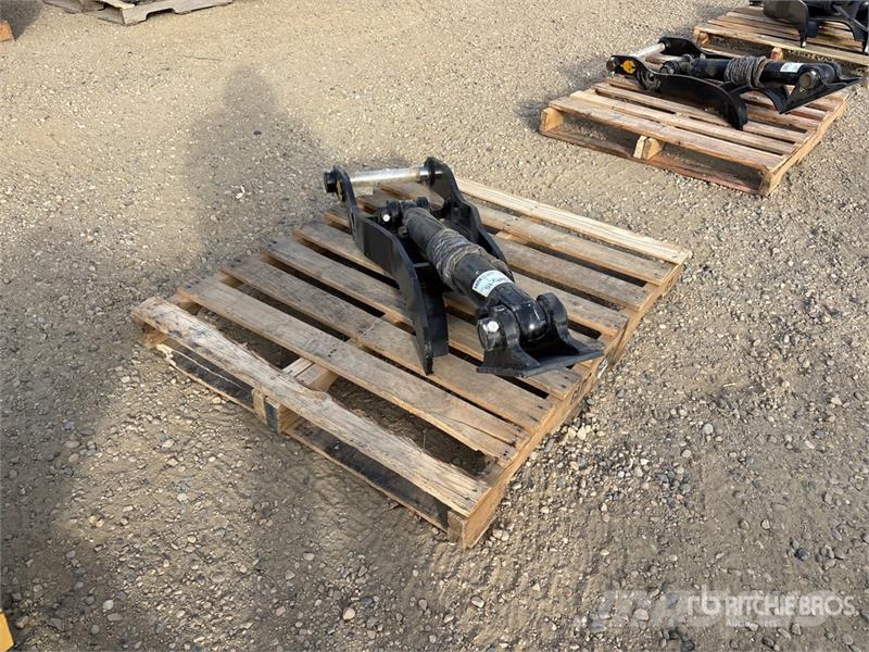 Trojan 5T-45 36 in Hydraulic Excavator Thumb - Fits Cat 3 Žlice