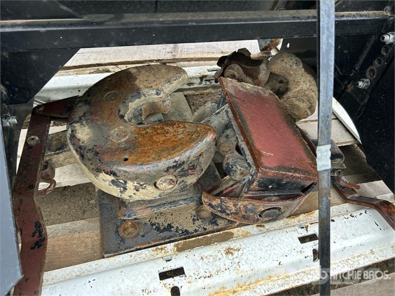 Truck Hitches معدات النقل - غير ذلك