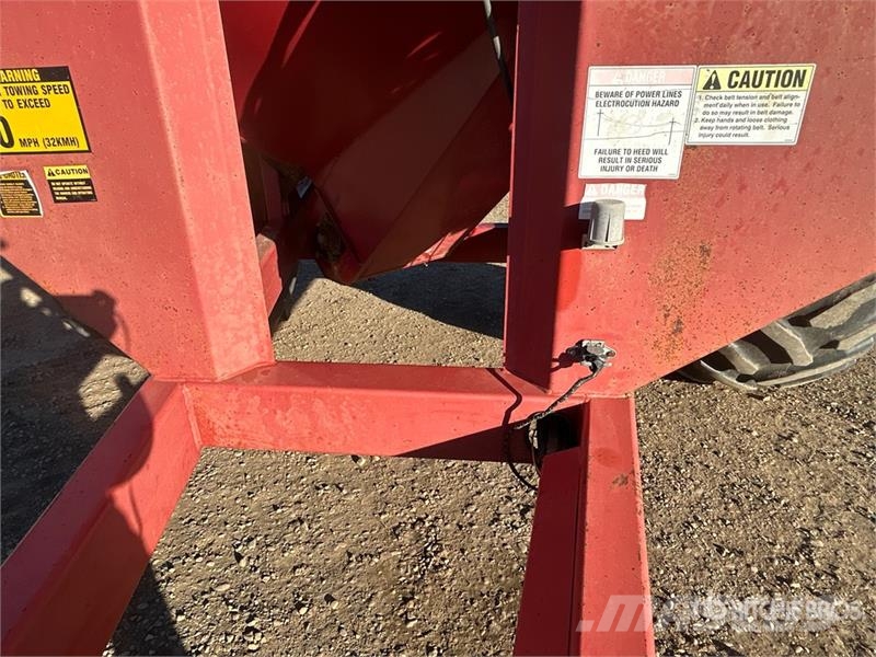 United Farm Farm Tools Inc. 4565 750 bu S/A Grain Cart Причепи перевантажувачі зерна