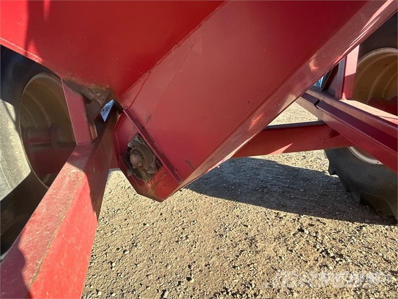United Farm Farm Tools Inc. 4565 750 bu S/A Grain Cart Причепи перевантажувачі зерна