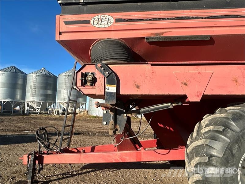 United Farm Farm Tools Inc. 4565 750 bu S/A Grain Cart Причепи перевантажувачі зерна