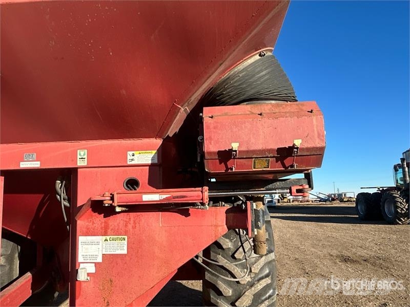United Farm Farm Tools Inc. 4565 750 bu S/A Grain Cart Причепи перевантажувачі зерна