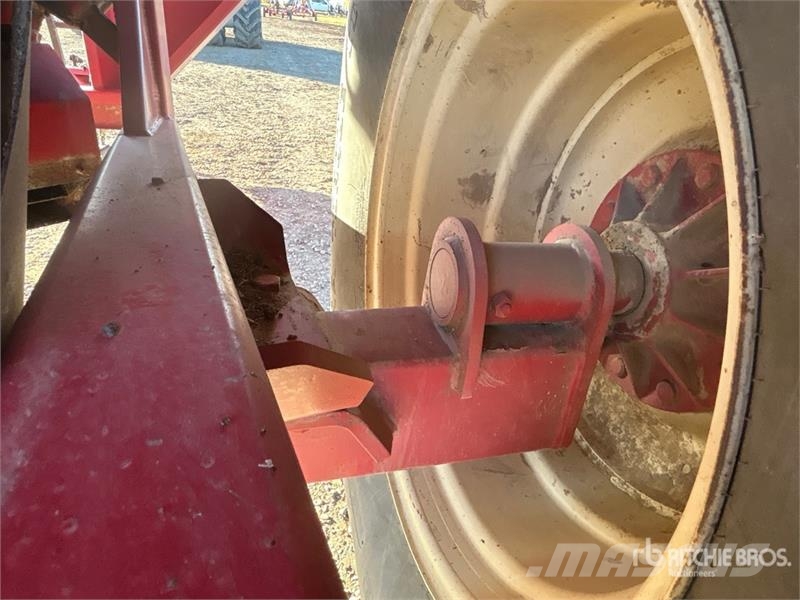 United Farm Farm Tools Inc. 4565 750 bu S/A Grain Cart Причепи перевантажувачі зерна