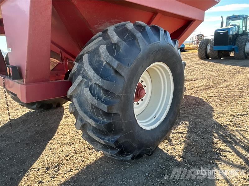 United Farm Farm Tools Inc. 4565 750 bu S/A Grain Cart Причепи перевантажувачі зерна