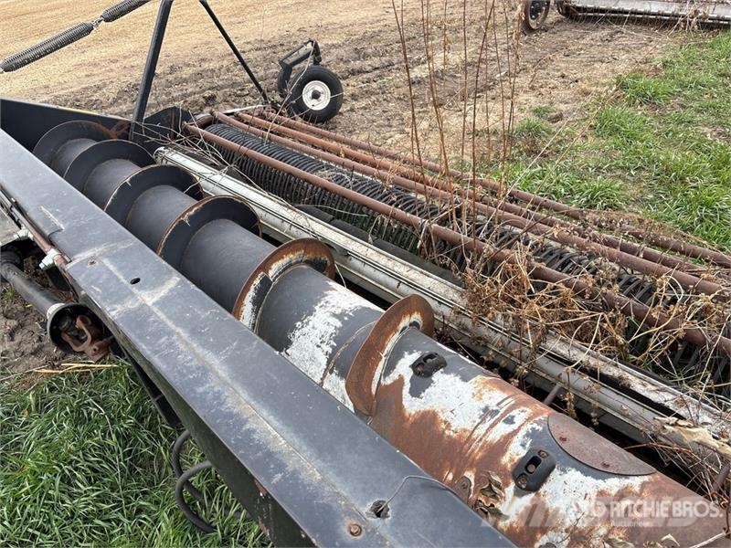 Universal UH-22 22 ft Combine Header Combine harvester heads