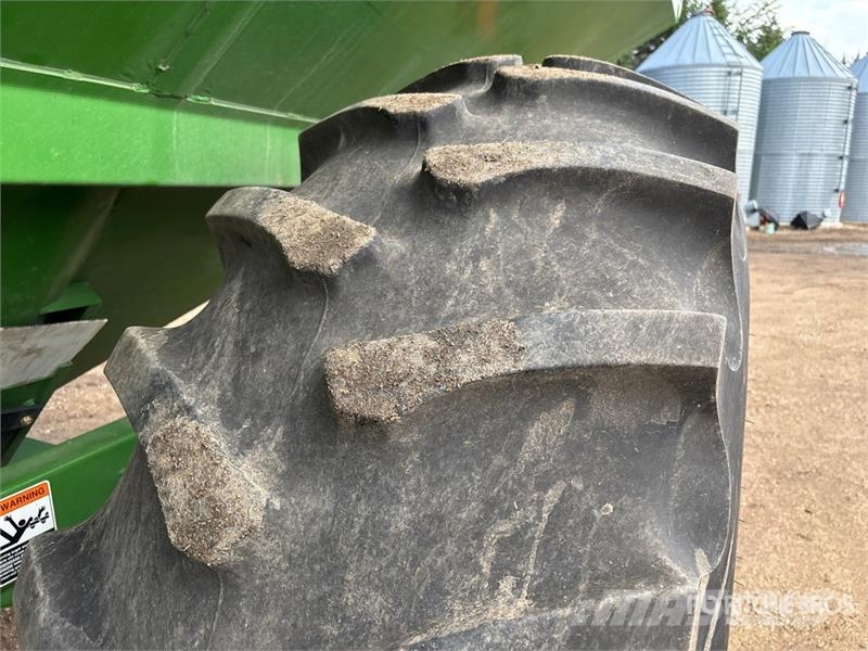 UNVERFERTH 6500 650 bu S/A Grain Cart Grain / Silage Trailers