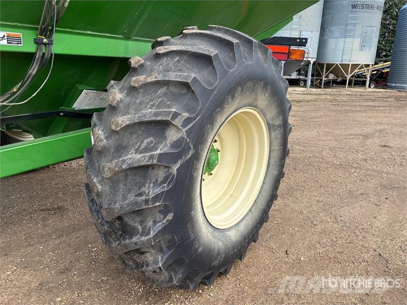 UNVERFERTH 6500 650 bu S/A Grain Cart Grain / Silage Trailers