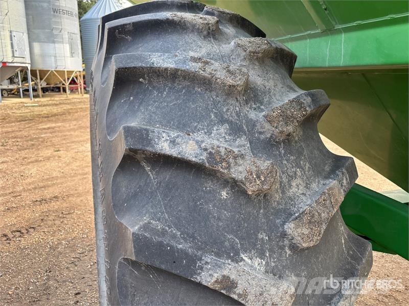 UNVERFERTH 6500 650 bu S/A Grain Cart Grain / Silage Trailers