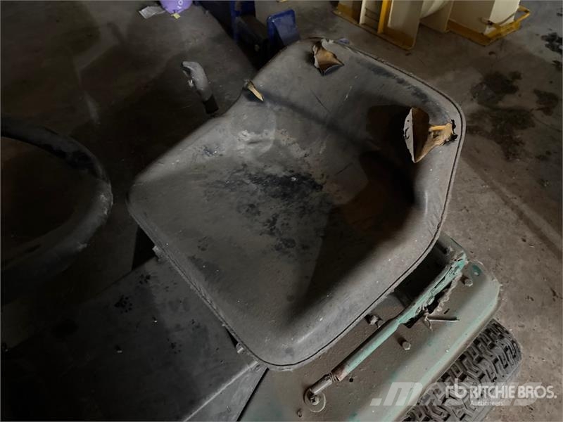 Utility Tractor (Inoperable) Manji traktori