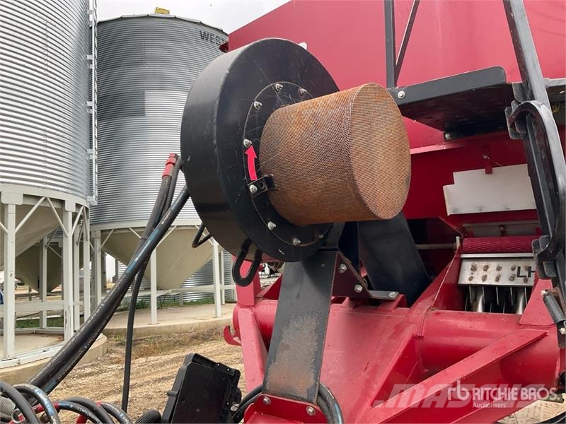 Valmar 8611 64 ft Air Boom S/A Fertilizer Applicator معدات فرد المواد المعدنية