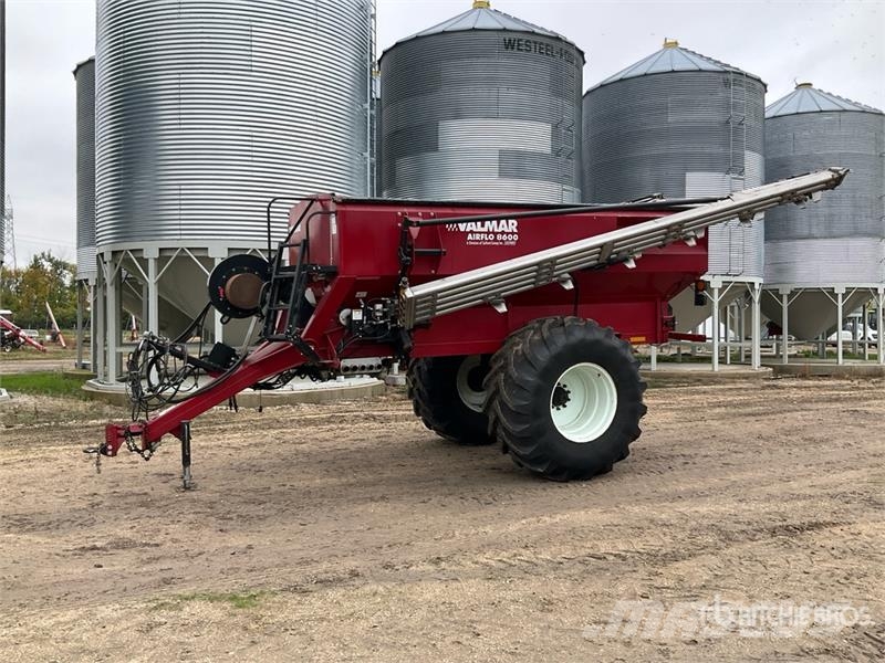 Valmar 8611 64 ft Air Boom S/A Fertilizer Applicator معدات فرد المواد المعدنية